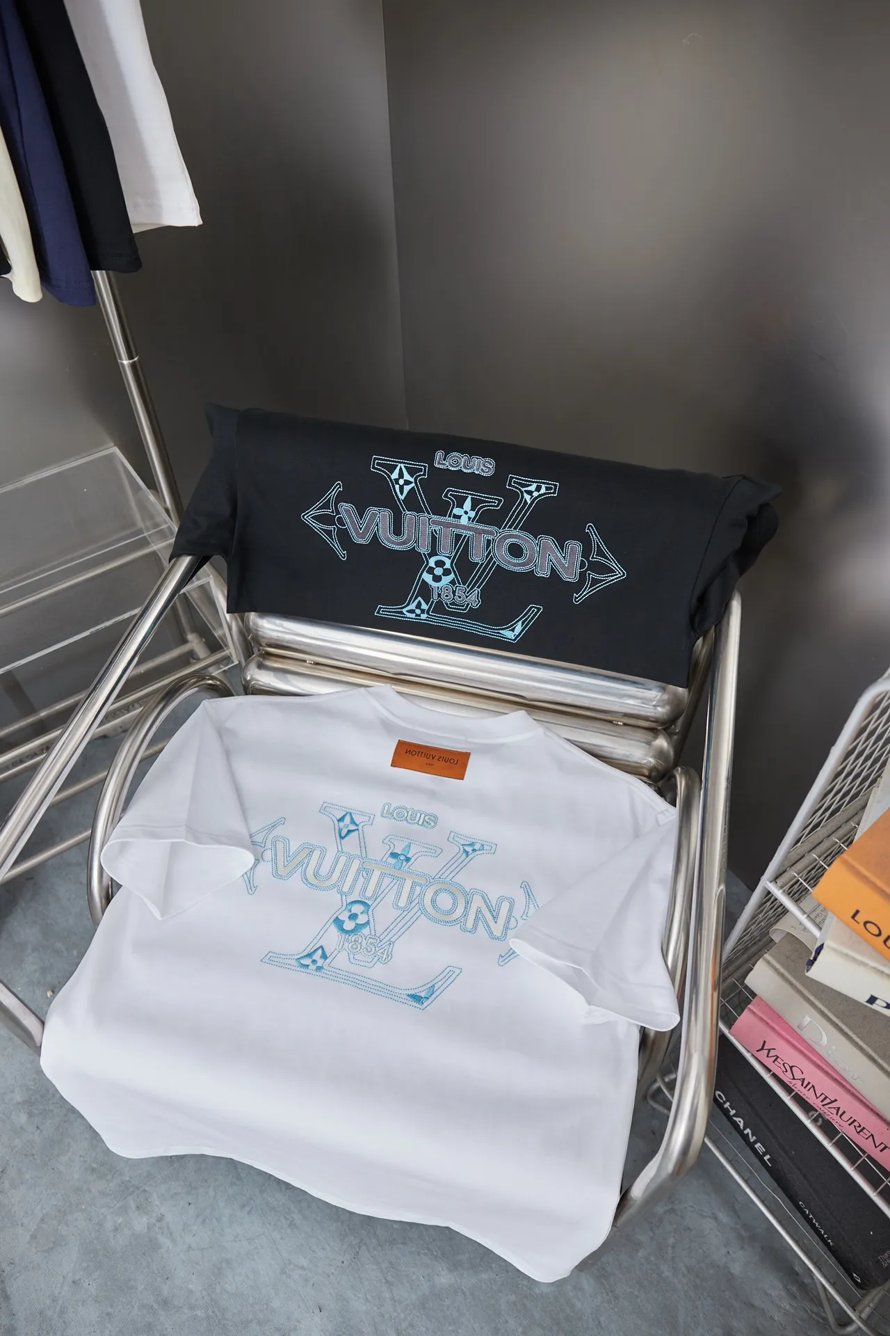 🅿️180 1V 25SS early spring new style Short sleeves with embroidered LV letters Light luxury Essential item for daily commuting for men and women Correct version Welcome to compare Detailed features · 320g 100% pure cotton double yarn jersey fabric · Special thickened 32 pieces of double-strand 1X1 thread in the same vat custom dyeing · Imported Tajima machine embroidery with various craft letters · Double-needle stitching and cross-stitching technology · Original main mark, washable tag, brand moisture-proof paper packaging Color: black/white Size: S/M/L/XL